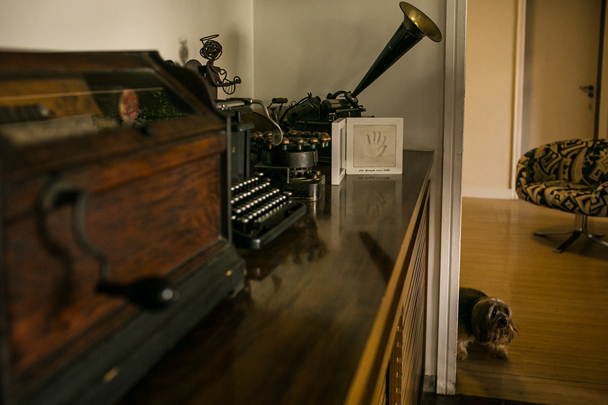 quadrinho com a mão impressa da neta na mesa da casa da avó