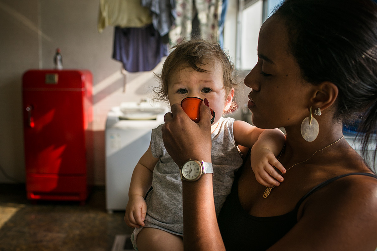 foto de Adriana Costa da aniversariante de um ano tomando água numa canequinha