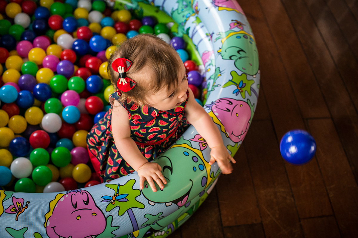 foto de Adriana Costa da menina de um ano brincando na piscina de bolinha