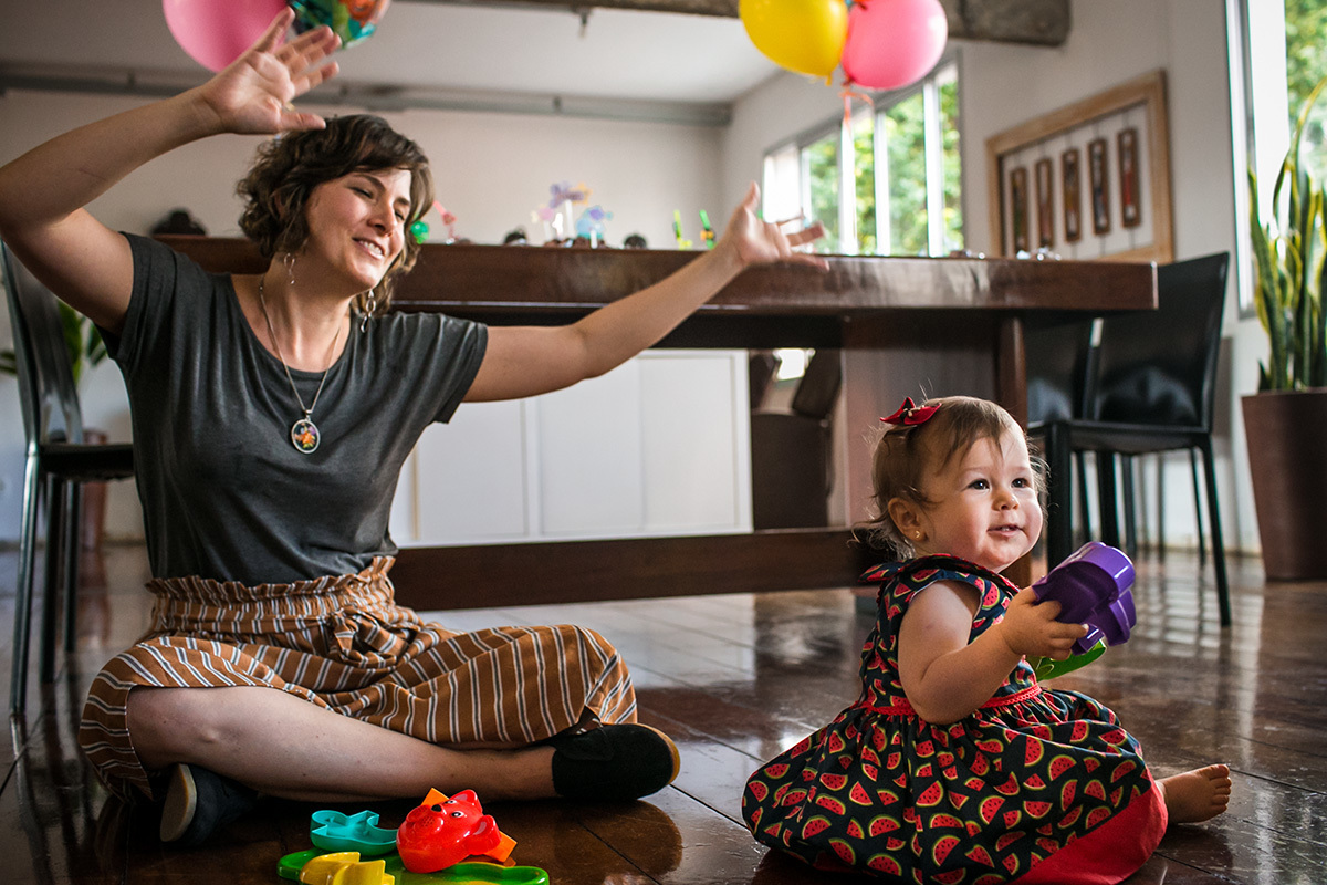 mãe e filha dançando com a música, por adrianacostafotos