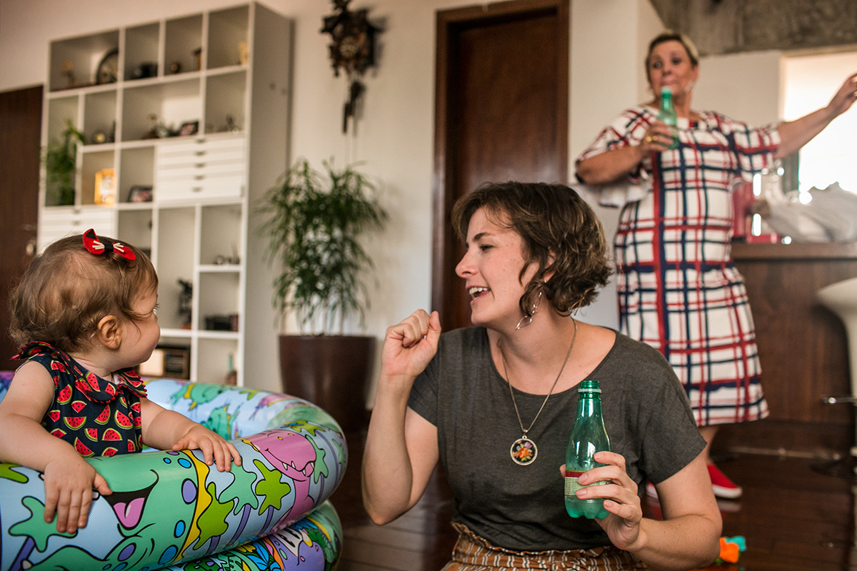 bebê dançando com sua mãe e avó no dia do seu aniversário