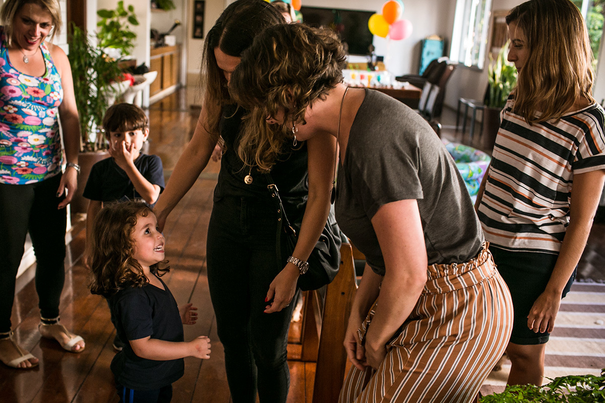convidados chegando para um aniversário feito em casa