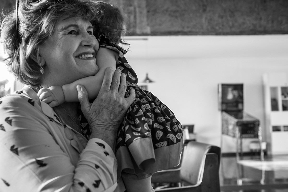 Avó abraçando sua neta pelo dia do seu aniversário