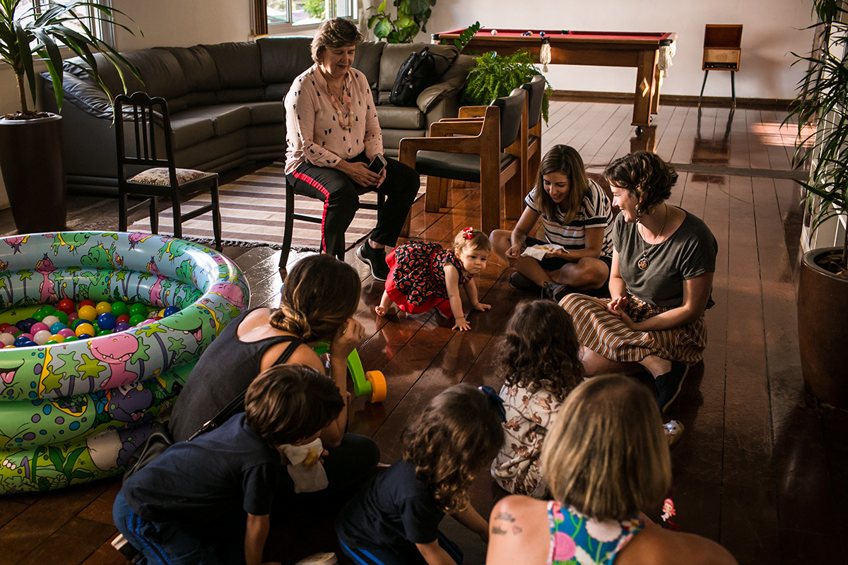 Crianças brincando no aniversário feito em casa