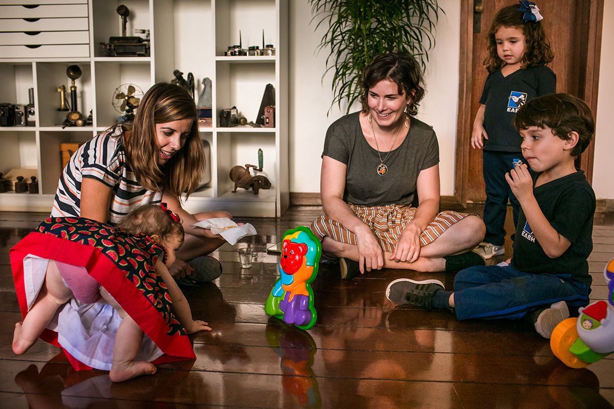 bebê e seus convidados para sua festa de um ano feito na casa da avó