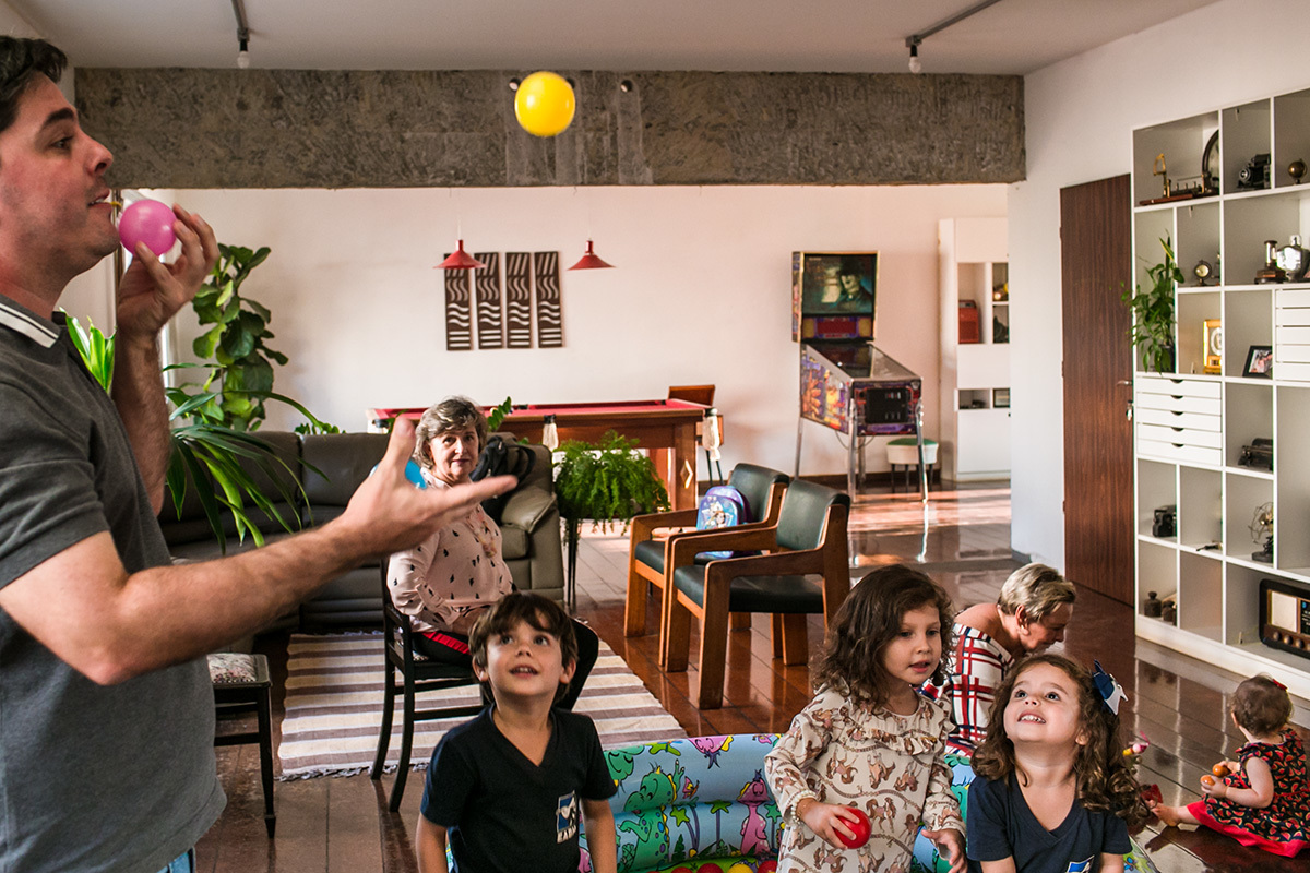 Adriana Costa fotografou pai da aniversariante de um ano fazendo malabarismo com bolinhas para divertir as crianças