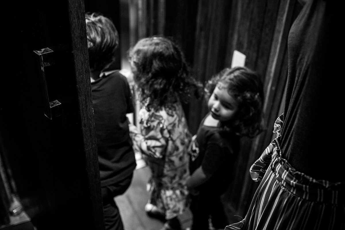 Crianças saindo para a visita ao Aquário da cidade