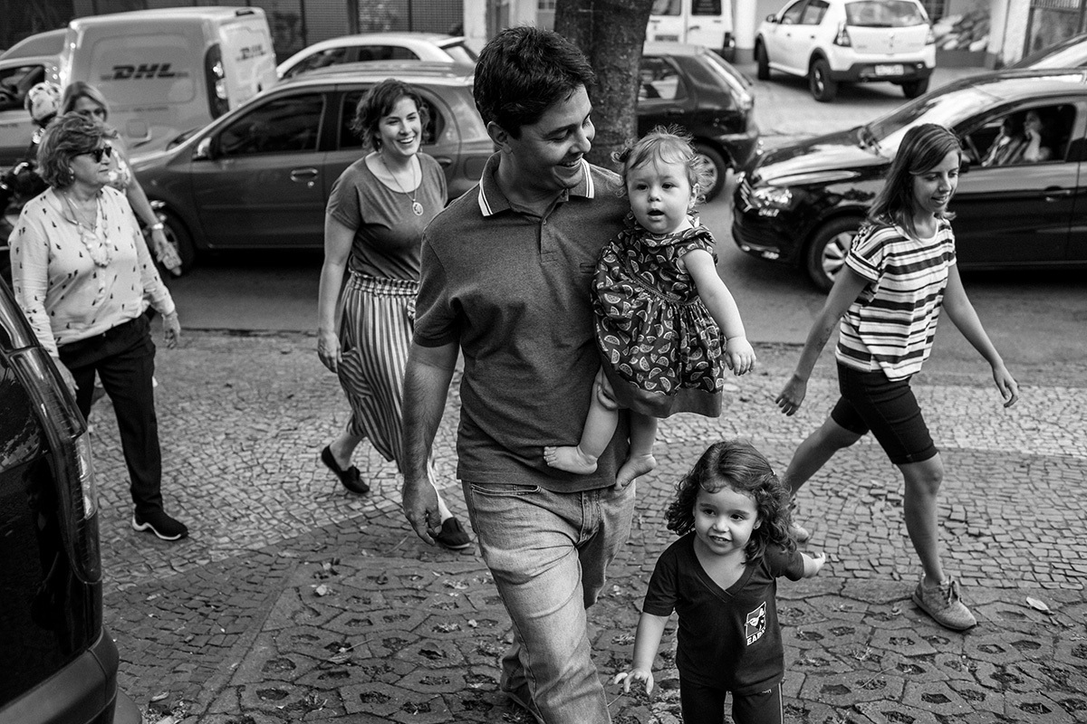 pais e convidados da aniversariante de um ano atravessando a rua para visitar o Aquário da cidade, por Adriana Costa