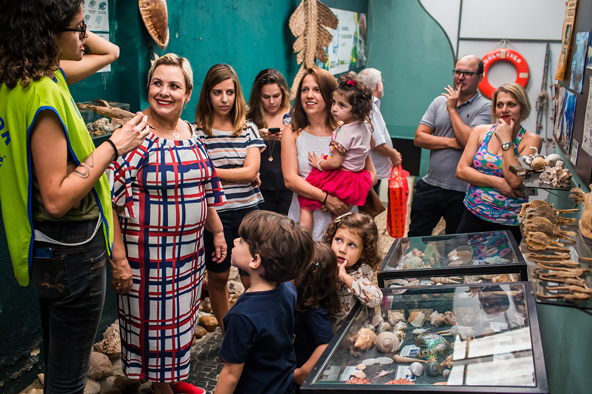 Monitora explicando sobre a vida de animais aquáticos no Aquário de BH