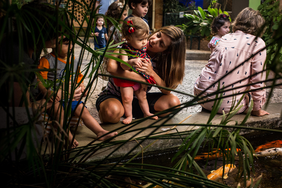 Aniversariante vendo peixes nadando no Aquário de BH
