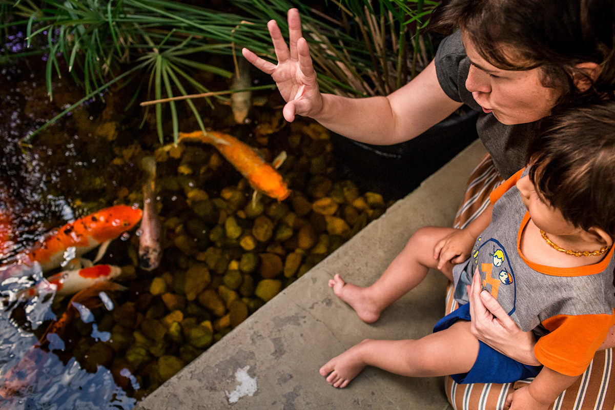 tia e criança brincando ao ver os peixes do Aquário da cidade