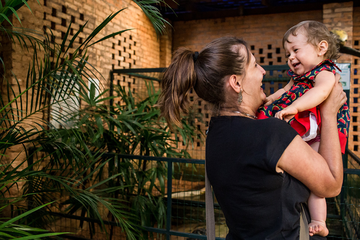 tia se divertindo com a aniversariante durante a visita ao Aquário de BH