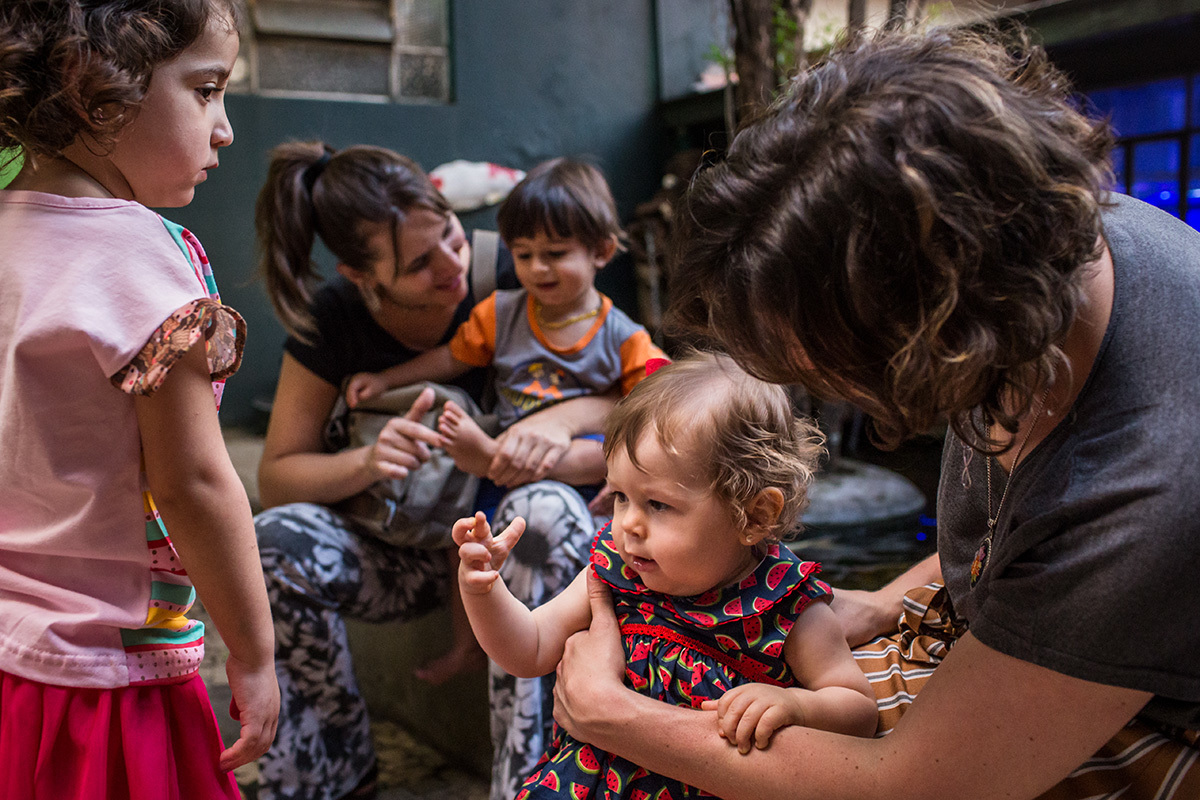 crianças e adultos se divertindo no Aquário de BH
