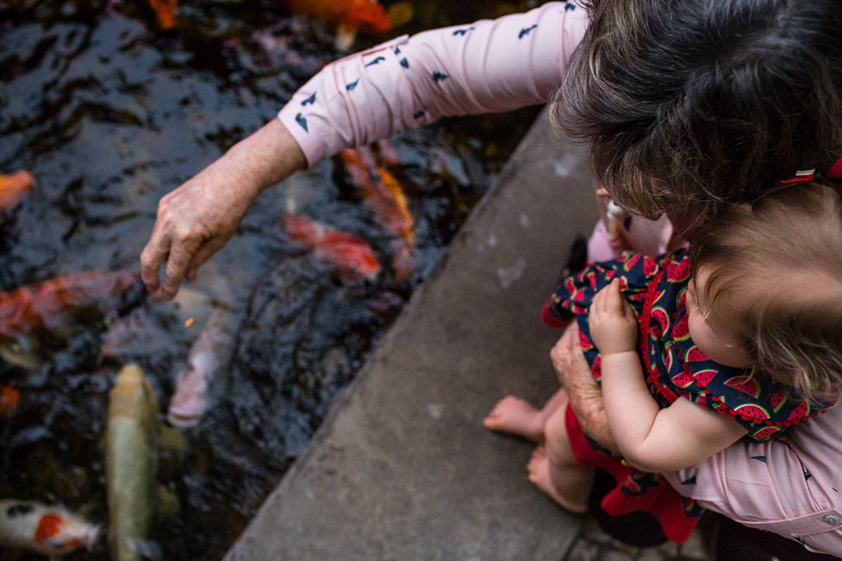 avó e neta alimentando peixes durante uma visita ao Aquário de BH