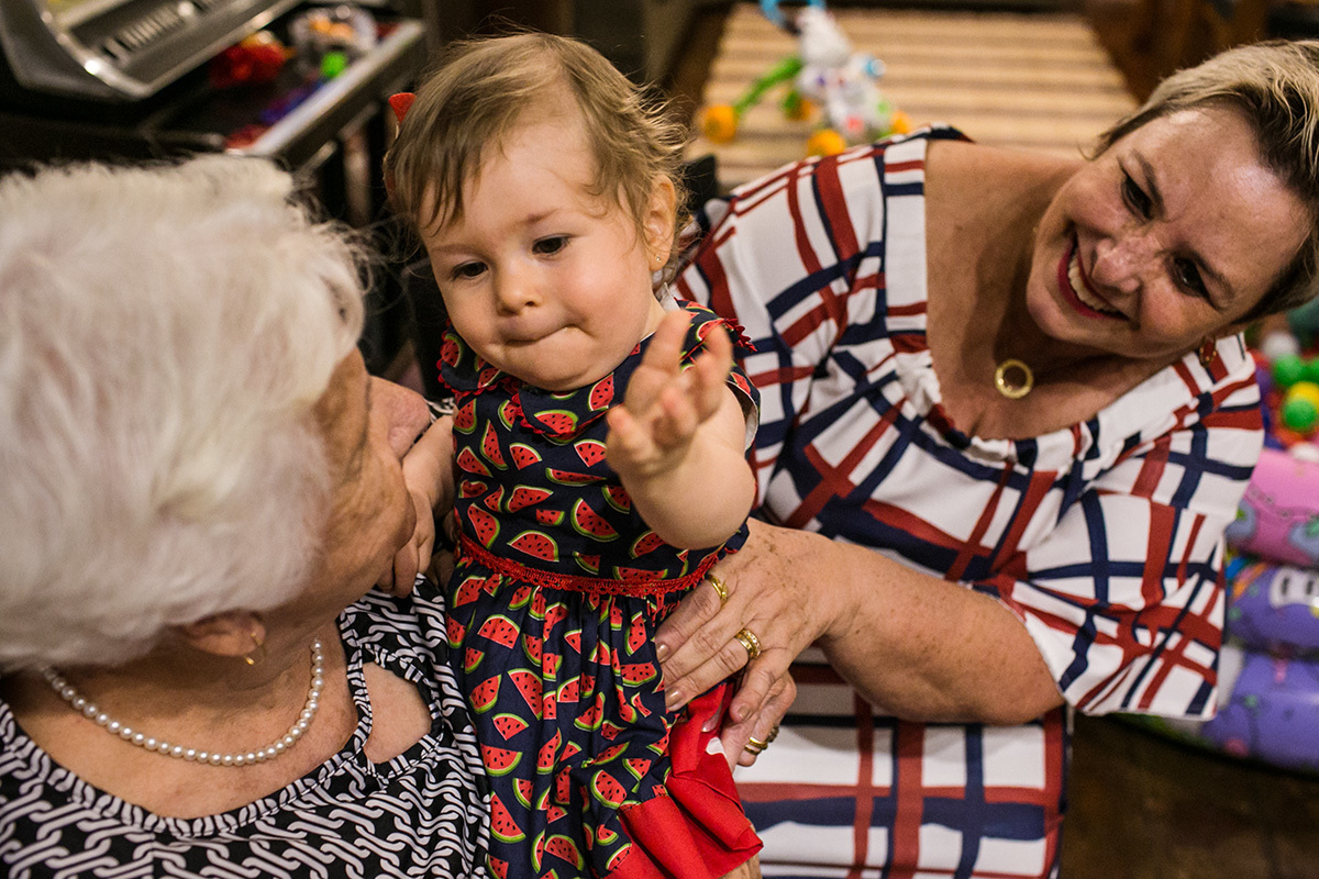bebê comemorando seu aniversário de um ano com sua avó e bisavó