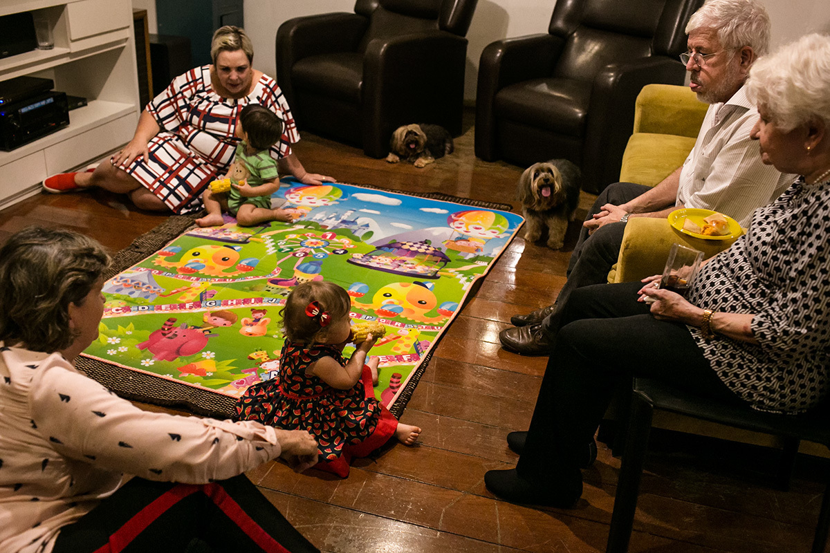 bebê com todos os seus avós em casa comemorando seu aniversário de um ano