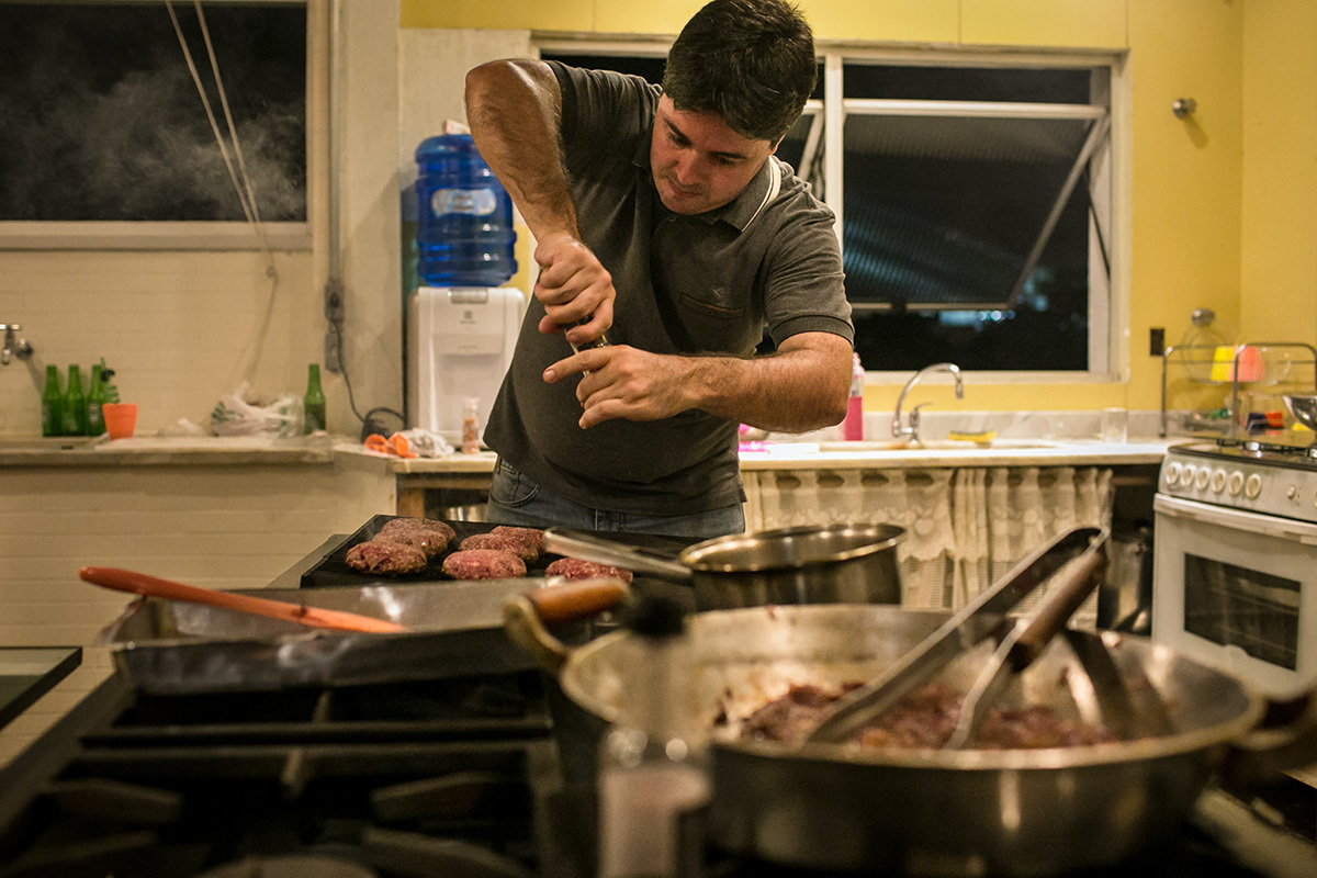 Adriana Costa fotografou pai da aniversariante preparando hambúrgueres para os convidados