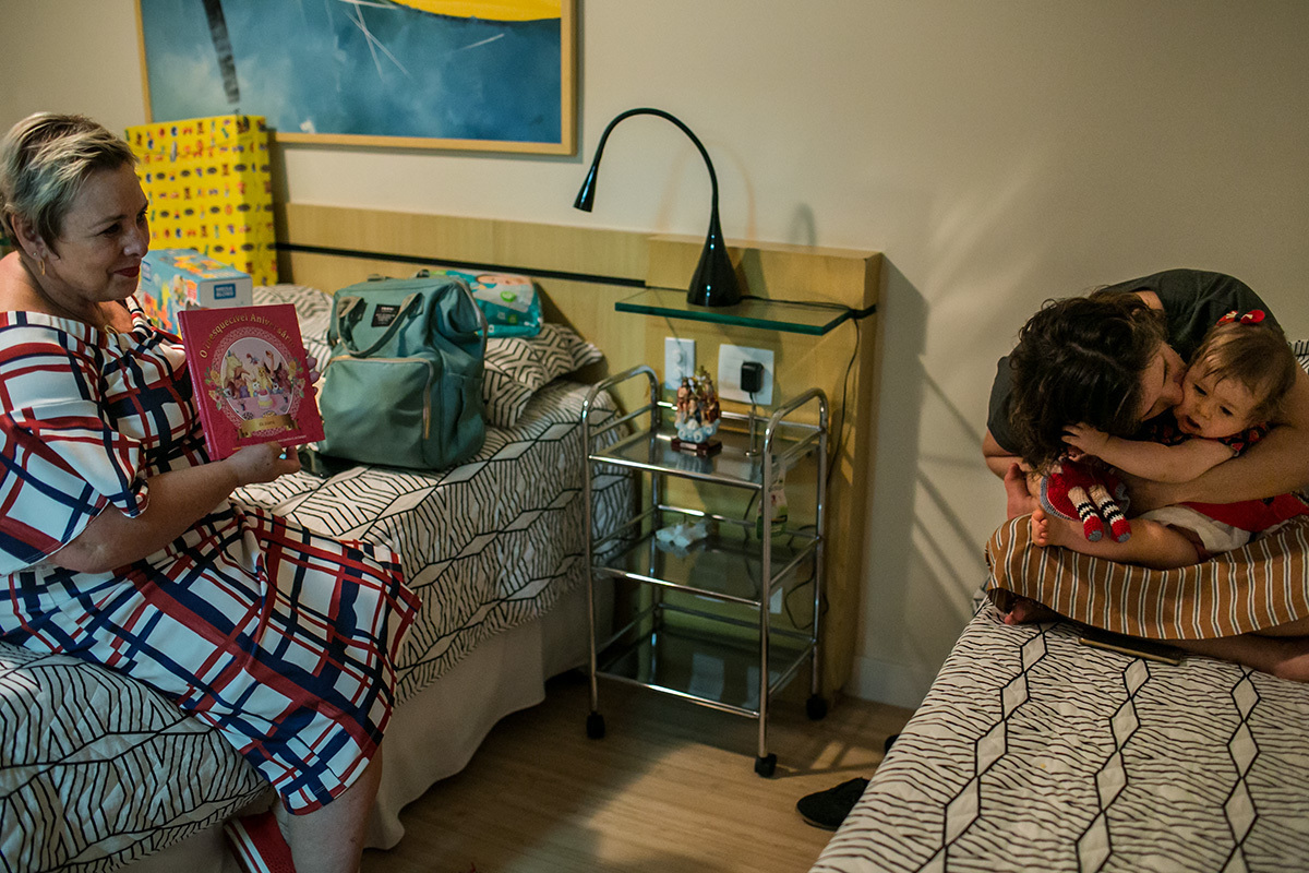 mãe e avó preparando a aniversariante de um ano para dormir, por adrianacostafotos