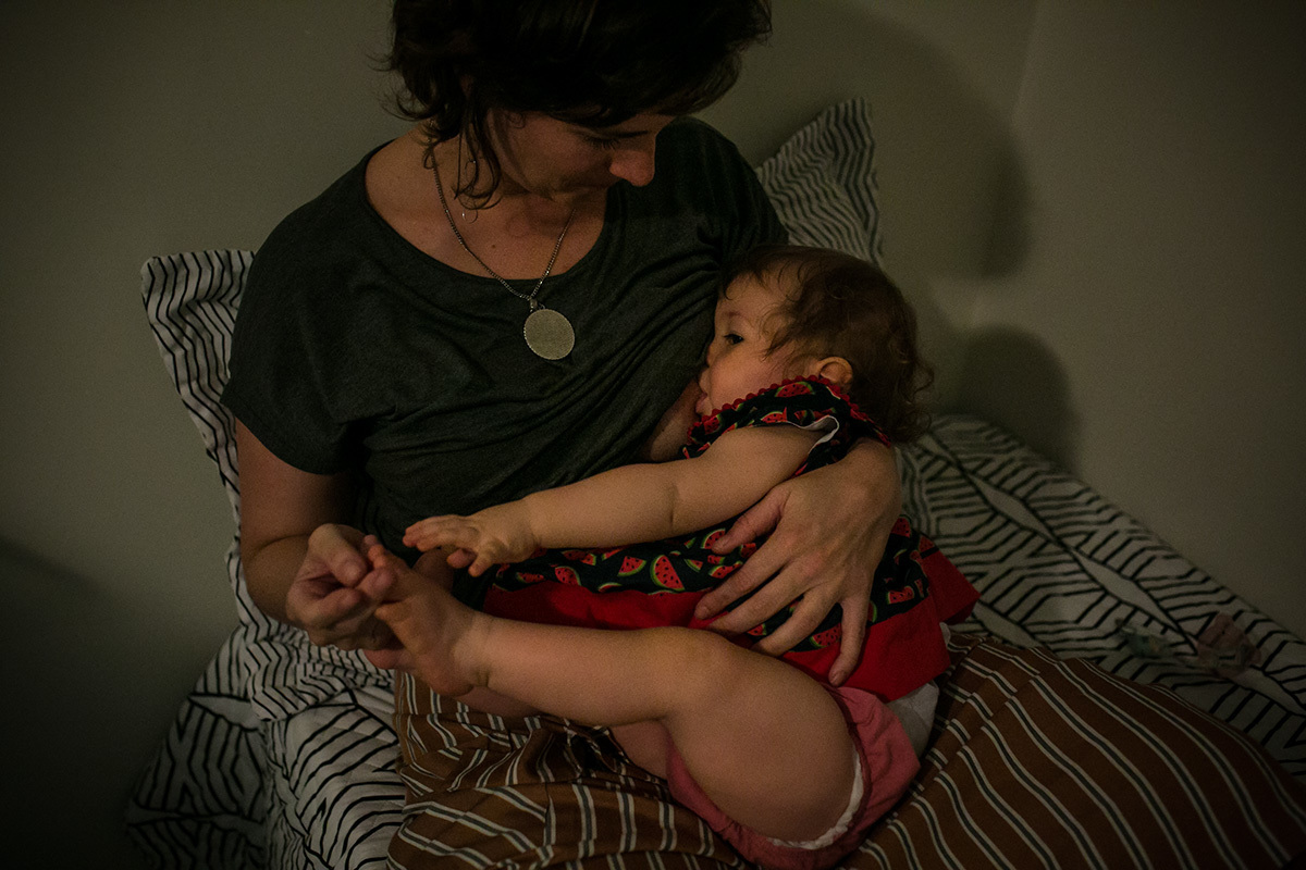 aniversariante amamentando após a sua festa de aniversário de um ano, por Adriana Costa