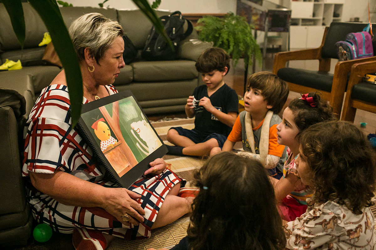 avó da aniversariante contando histórias para as crianças  convidadas