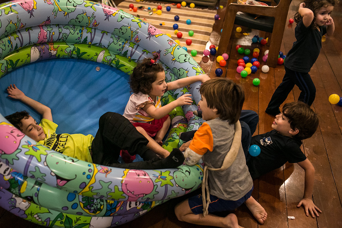 Adriana Costa fotografou crianças virando uma piscina de bolinhas com outras crianças dentro na maior farra!