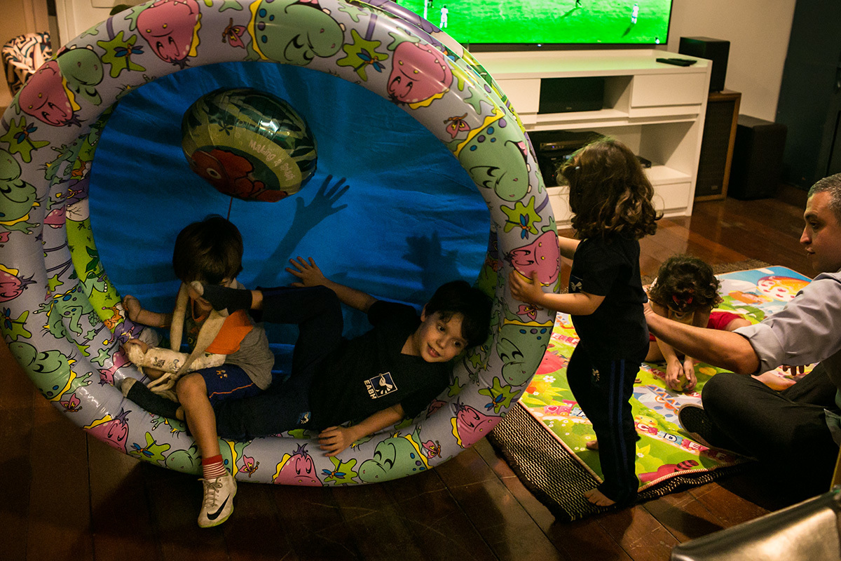 Piscina de bolinhas vira uma roda giratória nas mãos das crianças para tornar a brincadeira mais divertida, por Adriana Costa