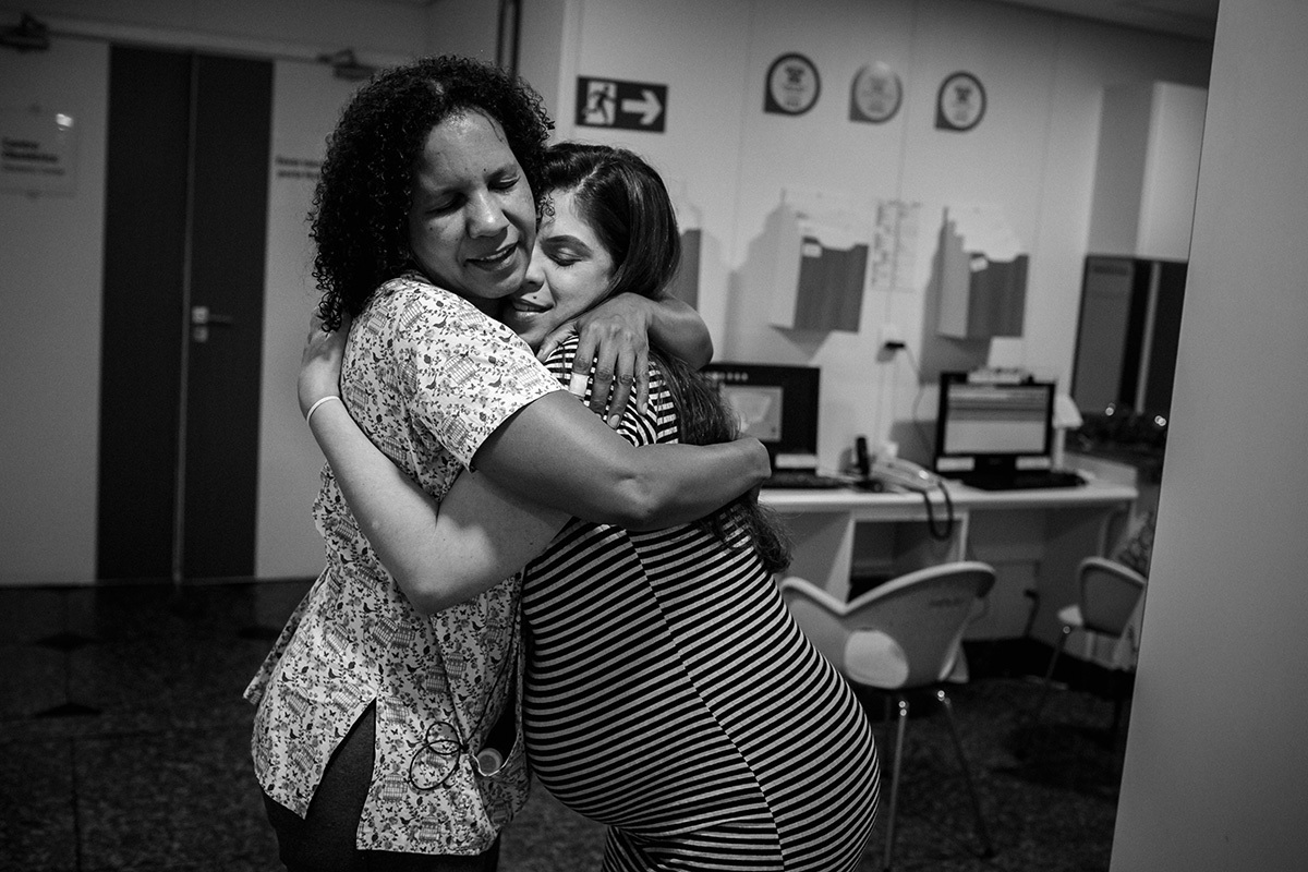 Doula recebendo com um abraço a gestante ao chegar na materindade, por Adriana Costa