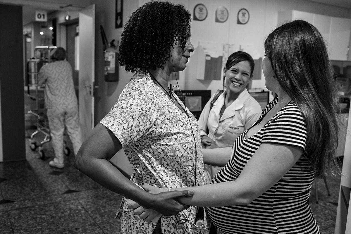 Adriana Costa registrou doula e enfermeira obstétrica do Instituto Nascer recebendo a gestante na maternidade