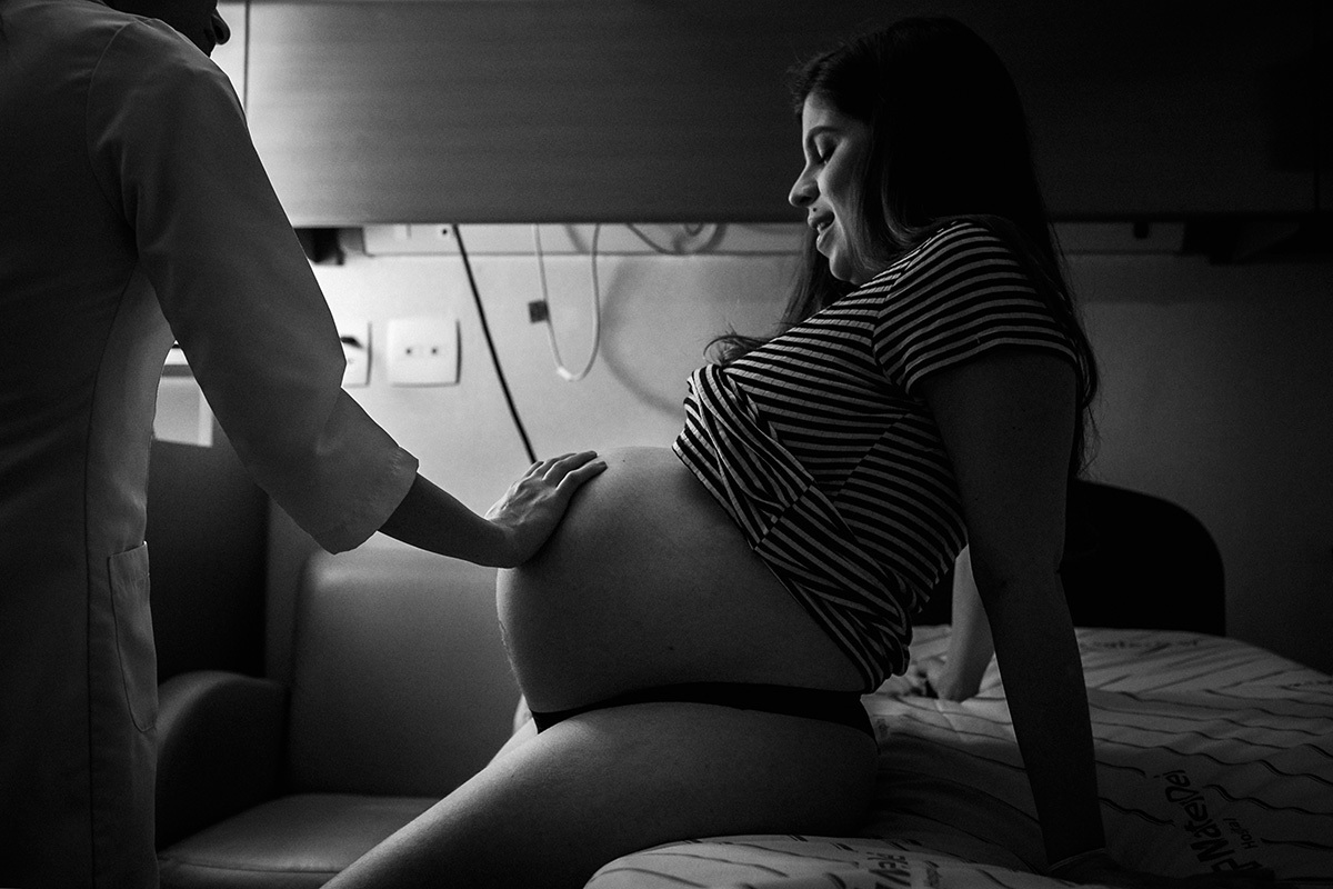 enfermeira obstétrica examinando a gestante já no quarto da maternidade Mater Dei de BH