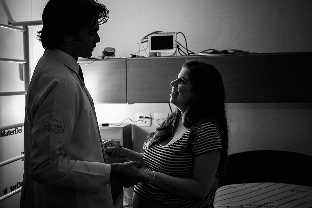 Obstetra Hemmerson Magioni, do Instituto Nascer recebendo a gestante na maternidade