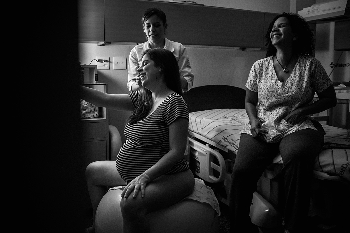 Equipe Instituto Nascer acompanhando a gestante no dia do nascimento do bebê