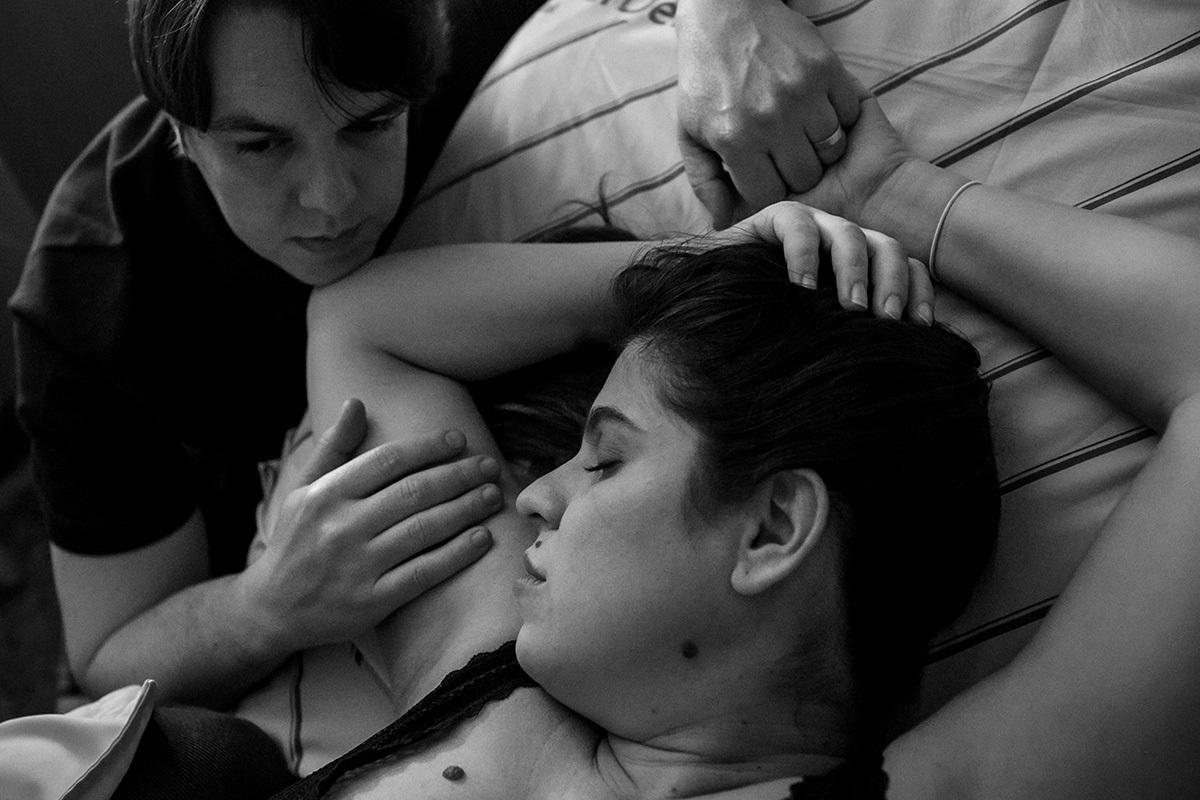 marido apoiando sua esposa durante trabalho de parto