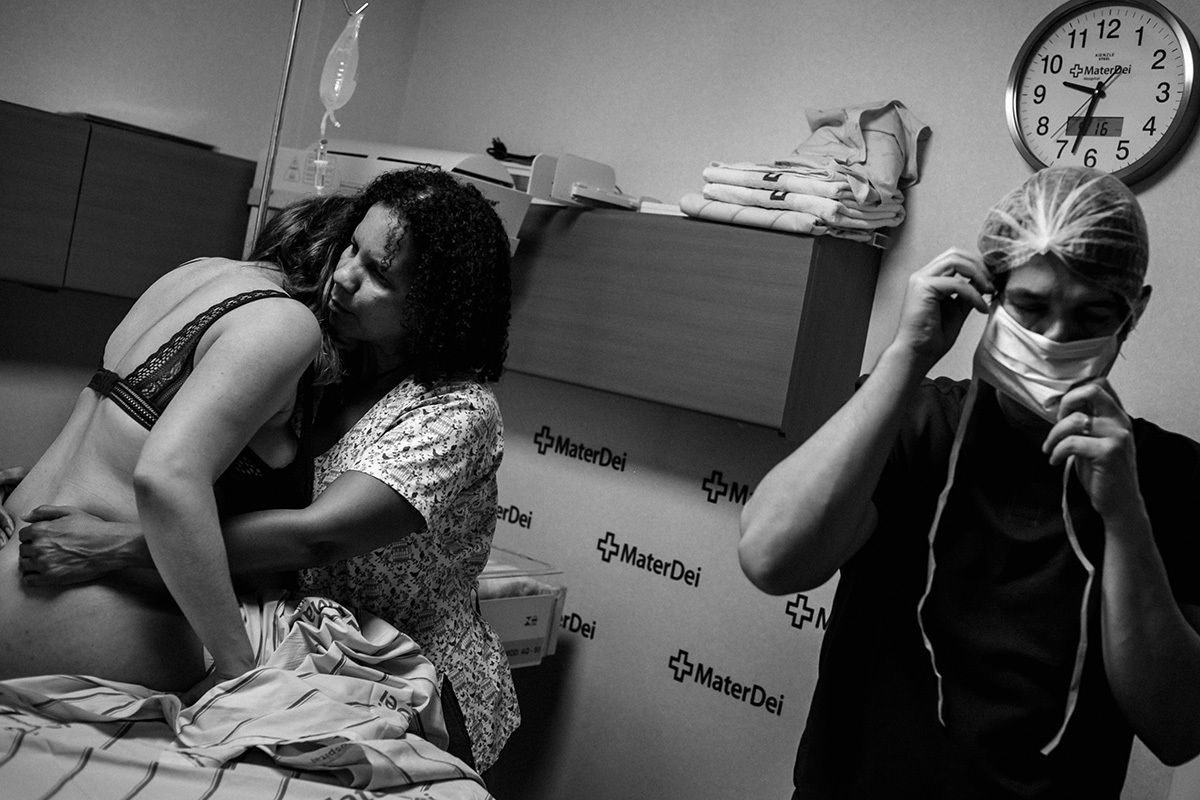 parturiente sendo preparada para receber analgesia