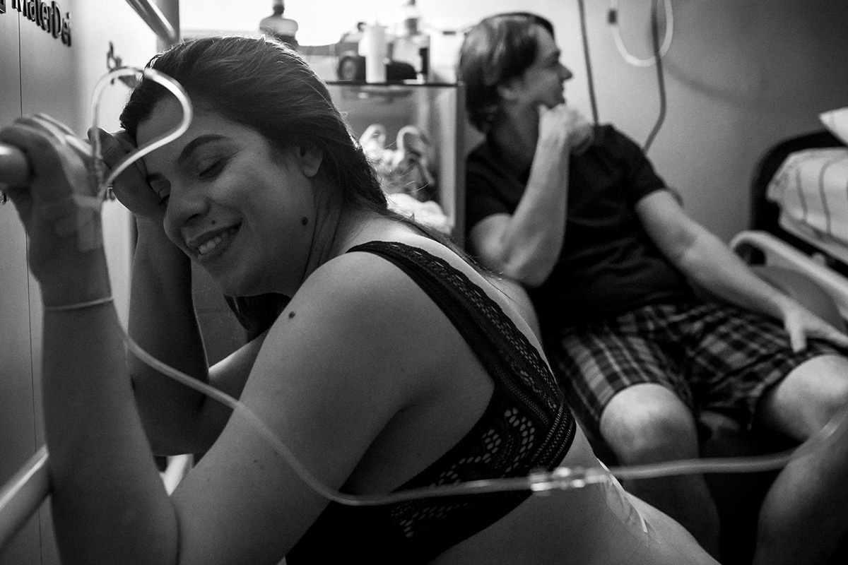 Parturiente e seu marido sorrindo após analgesia