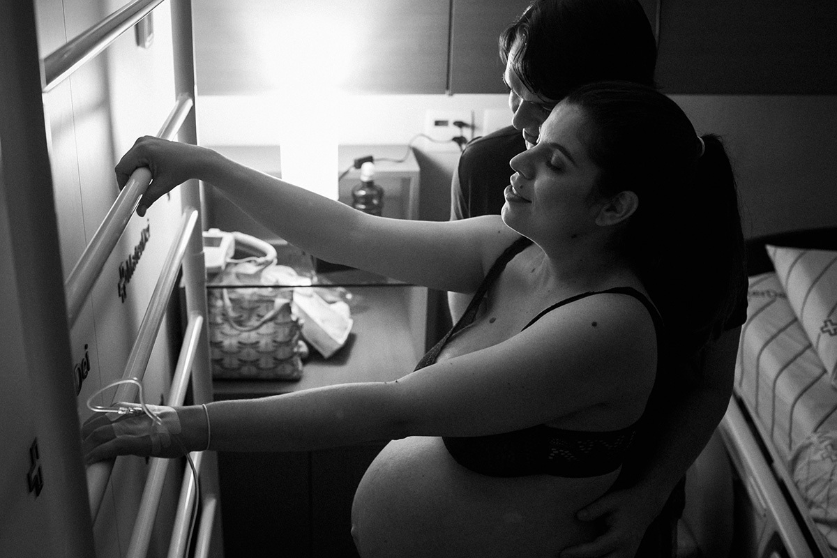 foto de Adriana Costa de um casal em momento de carinho durante o trabalho de parto