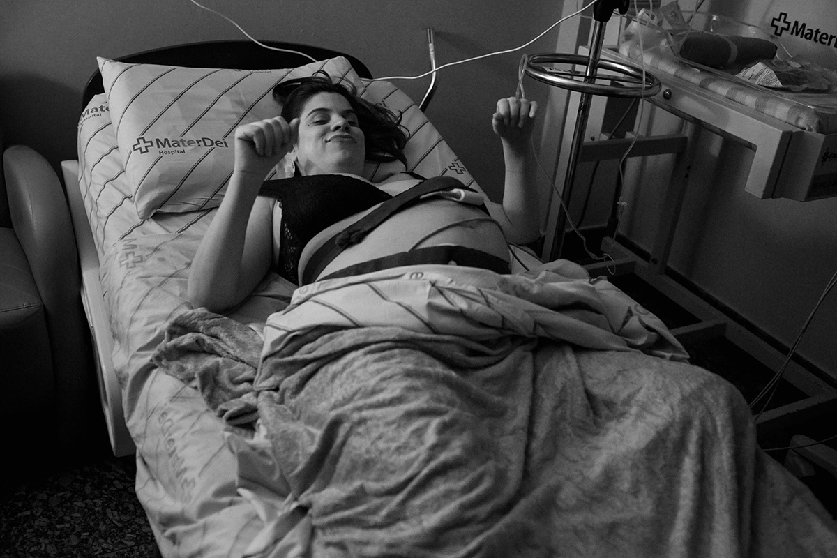 parturiente dançando, em momento de descontração durante seu trabalho de parto, em foto de Adriana Costa