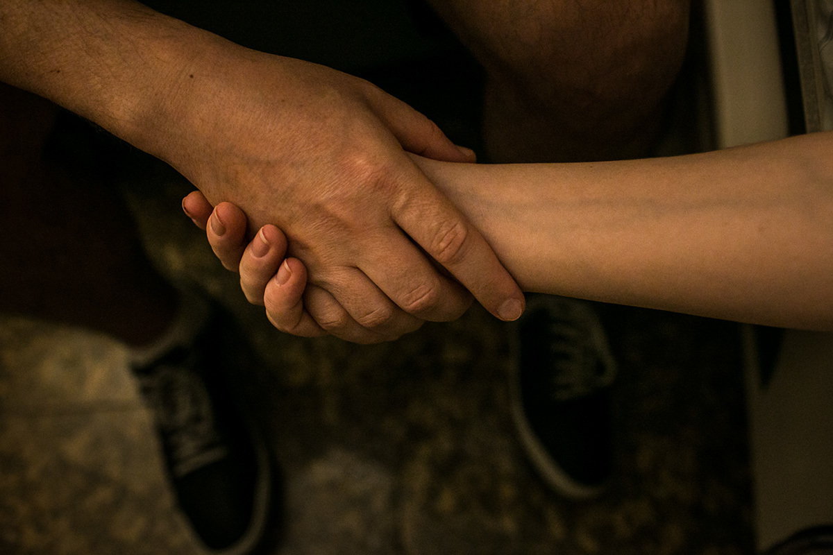 Marido e esposa de mãos dadas durante o difícil trabalho de parto, por adrianacostafotos