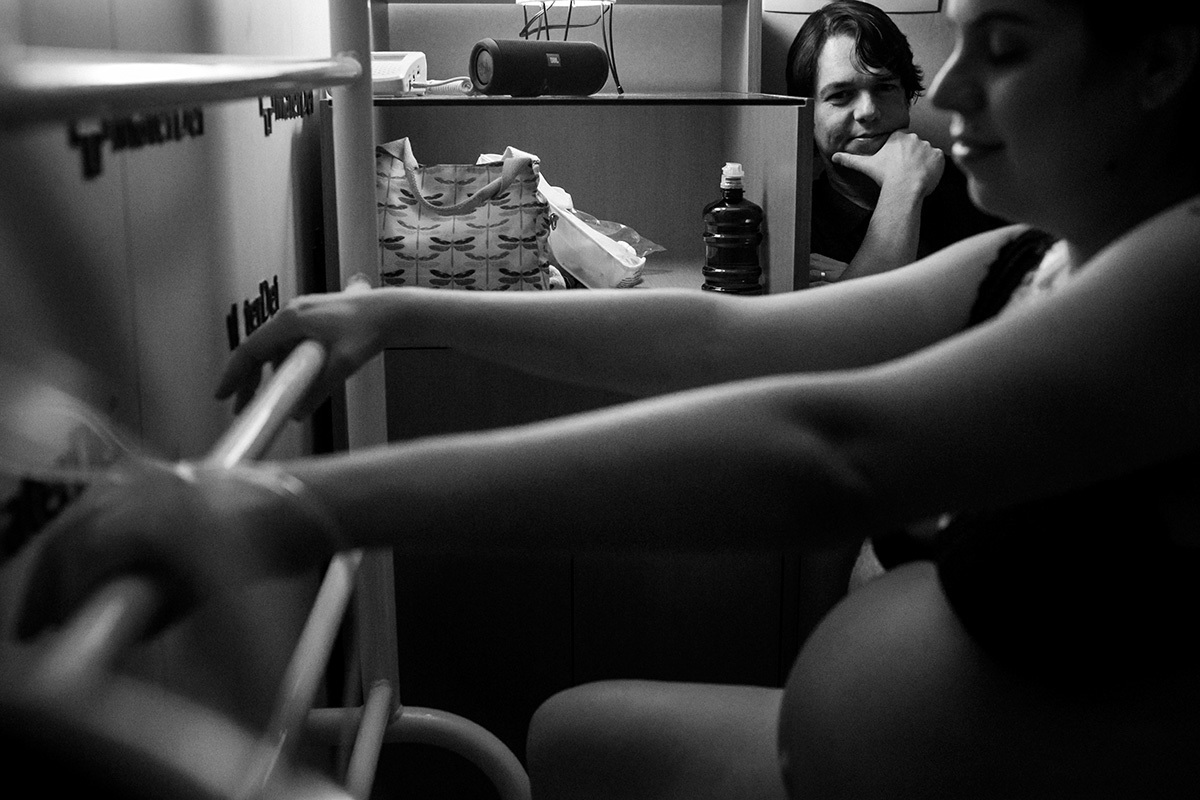 esposo observando sua mulher na bola suiça e na Escada de Ling