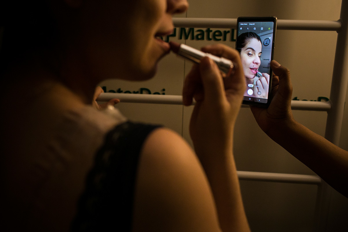 parturiente passando batom durante seu trabalho de parto, em foto de Adriana Costa