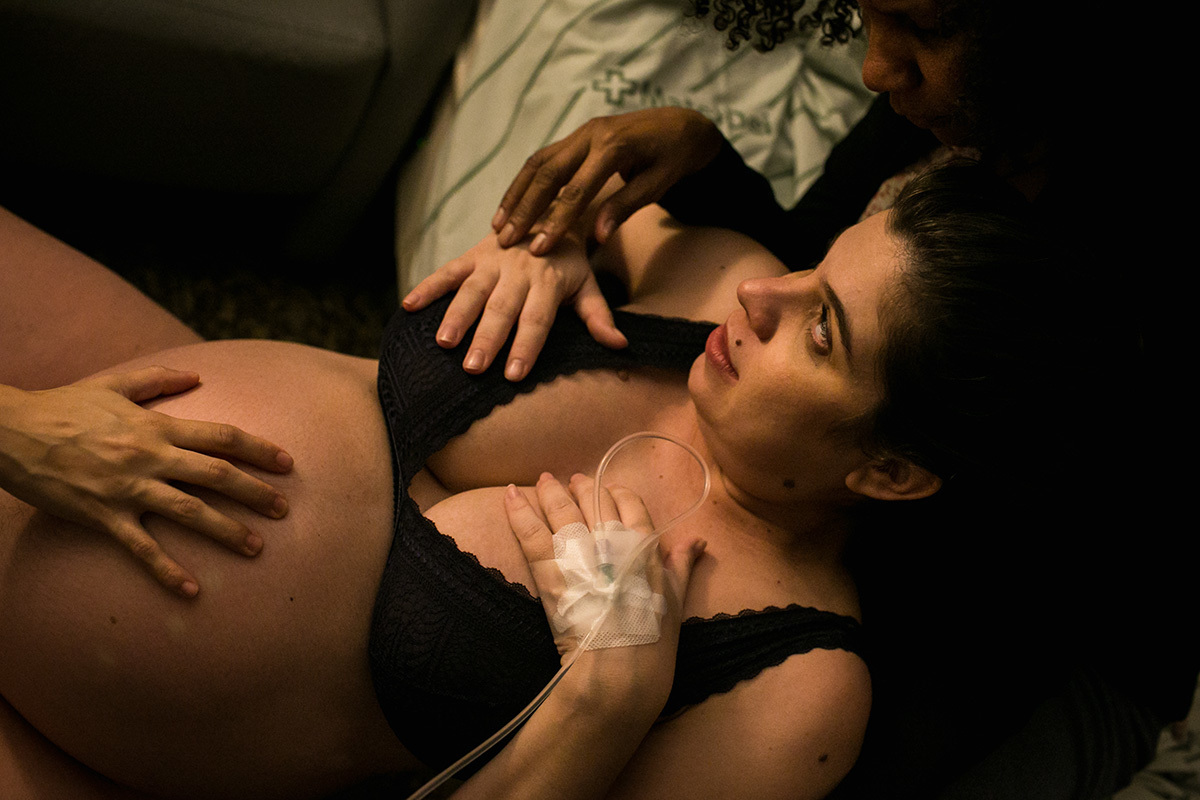 Adriana Costa fotografou doula e enfermeira obstétrica do Instituto Nascer dando apoio a parturiente