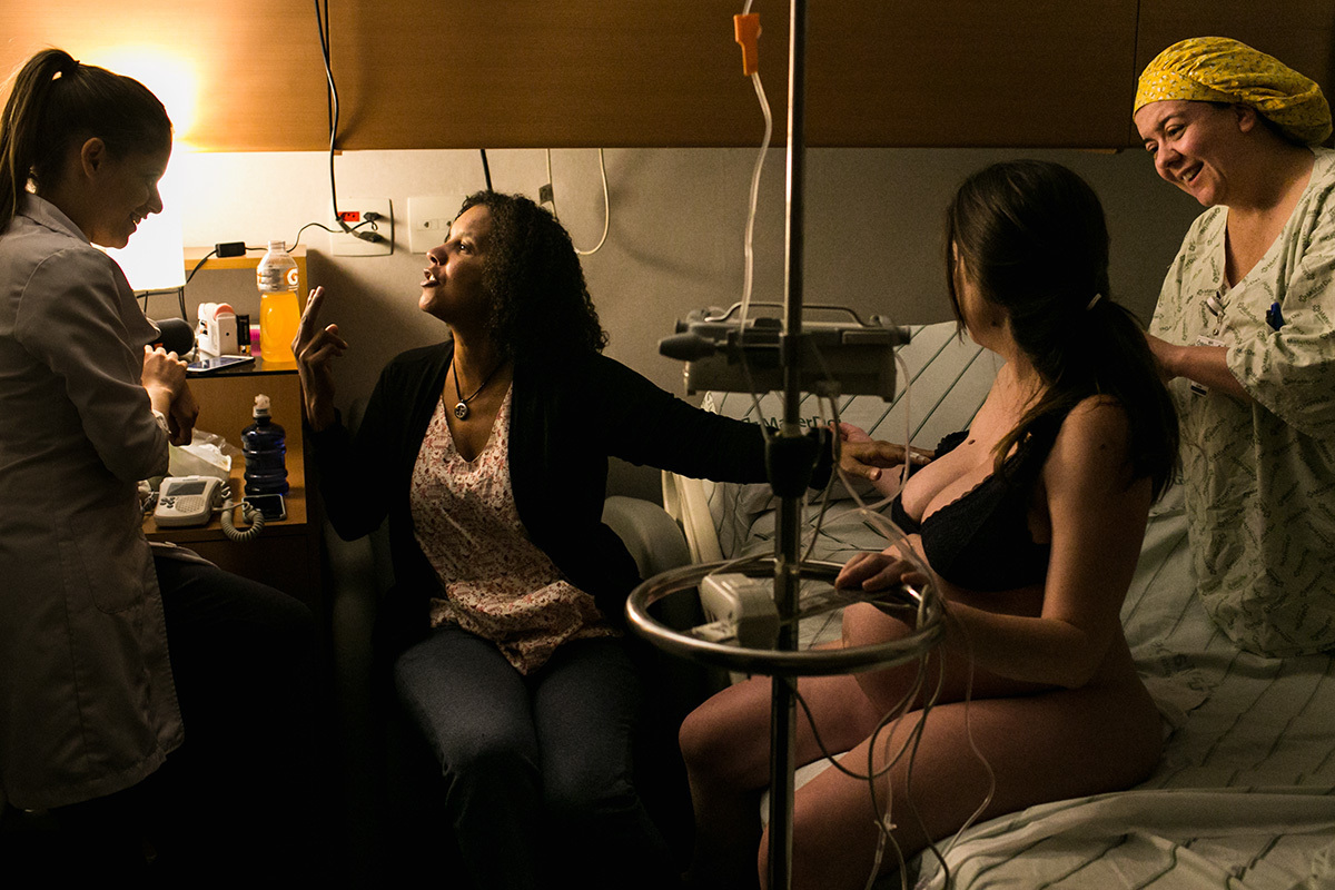 equipe dando apoio a parturiente durante seu trabalho de parto, por adrianacostafotos