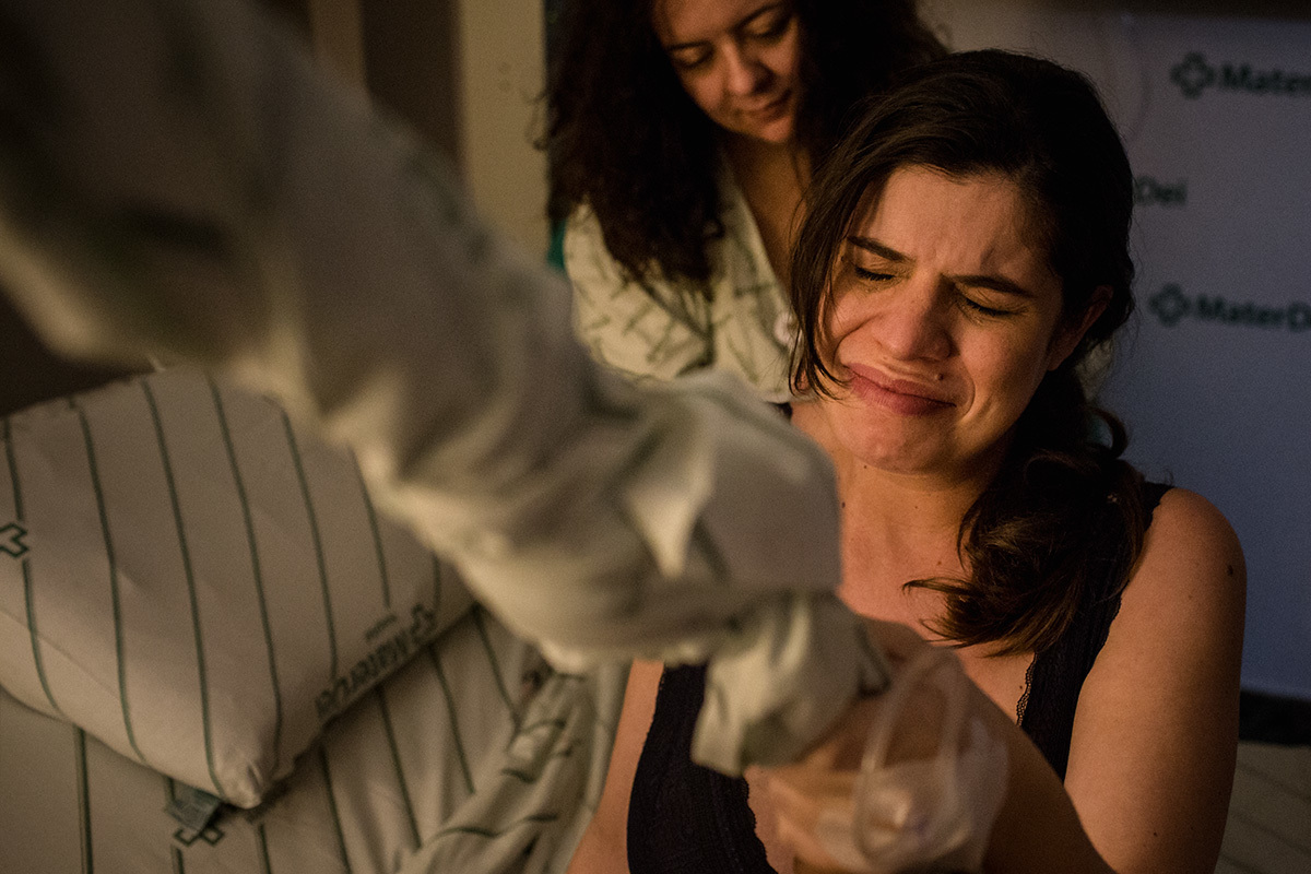 parturiente em momento de contrações