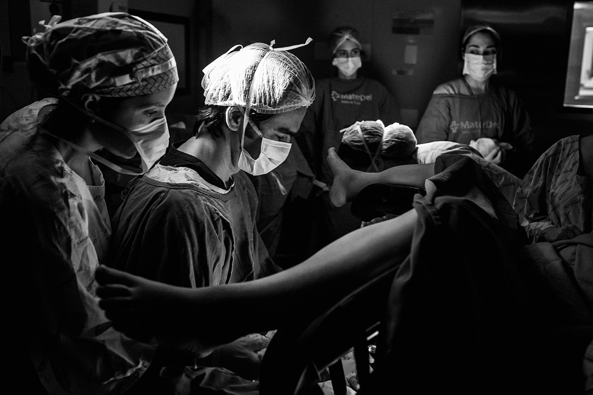 equipe médica realizando um parto normal