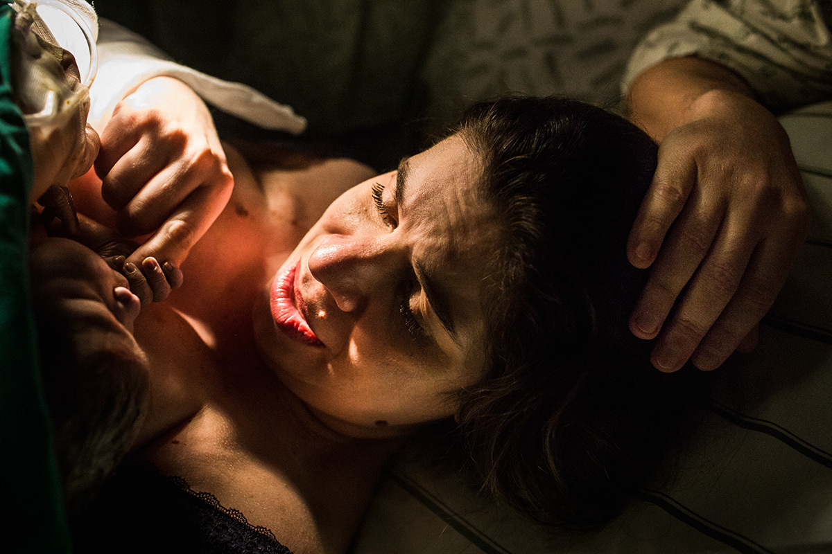 Adriana Costa registrou mãe recebendo seu filho no colo pela primeira vez