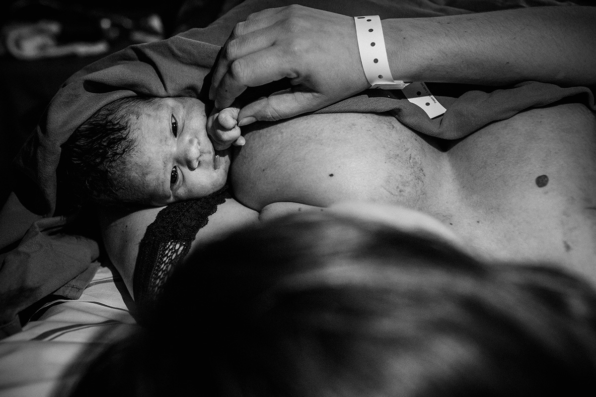 hora do imprinting no qual o bebê olha o rosto da mãe pela primeira vez logo após o nascimento, por Adriana Costa