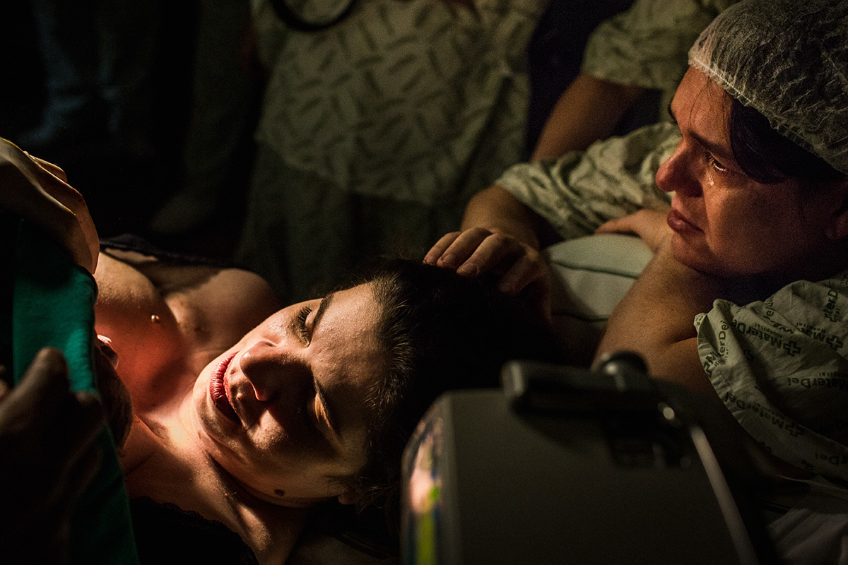 pai chorando ao lado da esposa após nascimento do primeiro filho