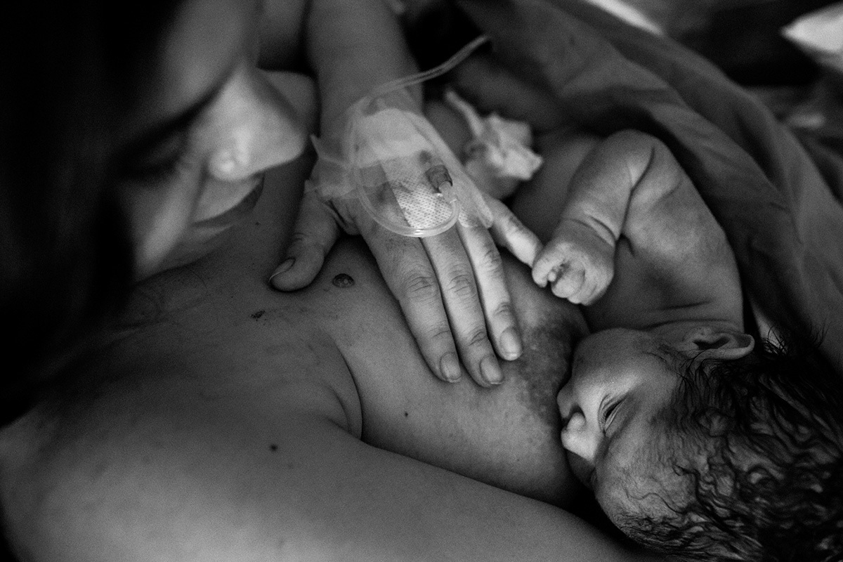 Adriana Costa fotografou mãe amamentando seu bebê após o nascimento