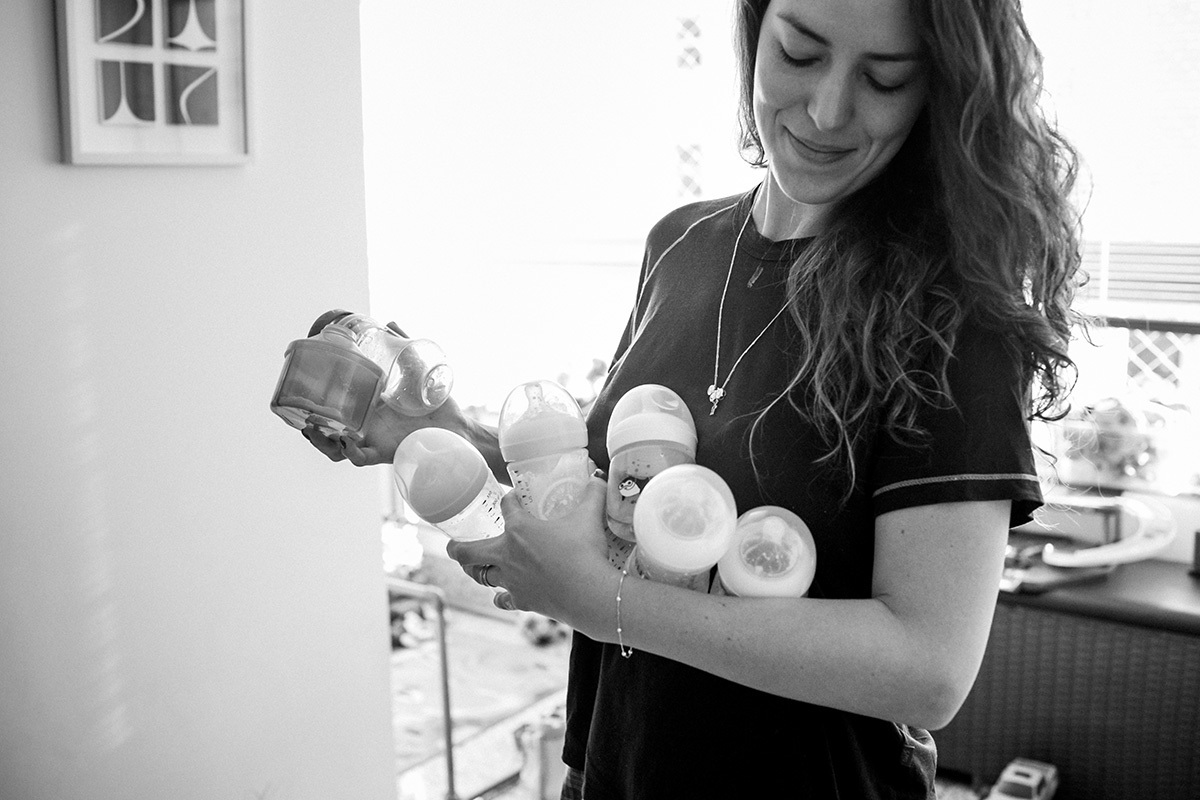 Adriana Costa documentou Renata Lucena com as várias mamadeiras dos trigêmeos