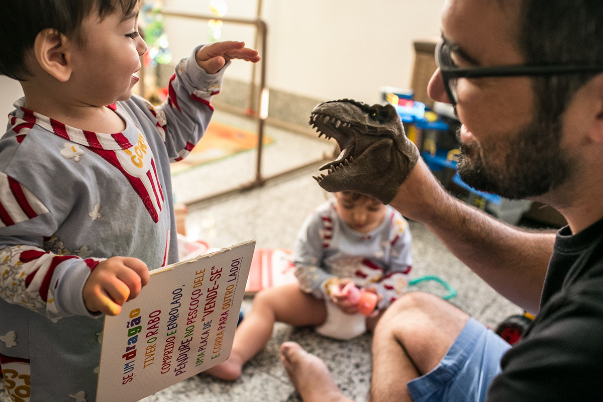 pai brinca de fantoche com um dos seus trigêmeos, por Adriana Costa