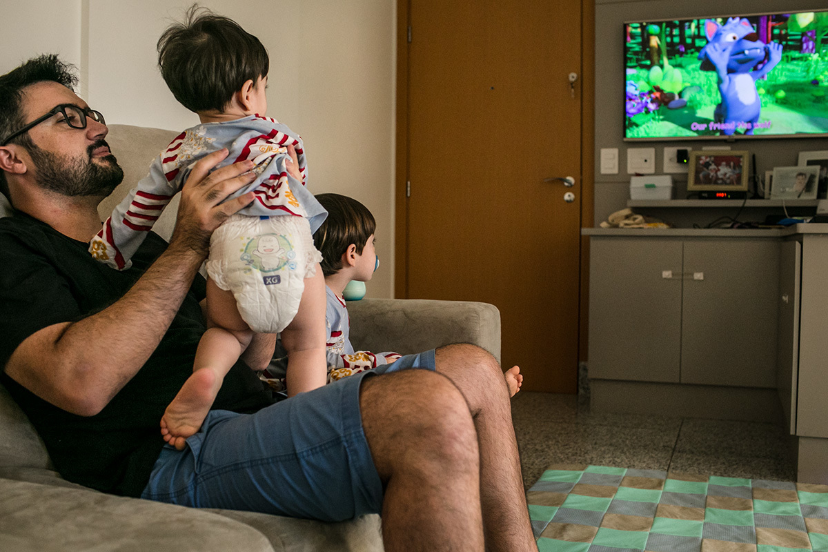 pai assiste desenho animado com as crianças